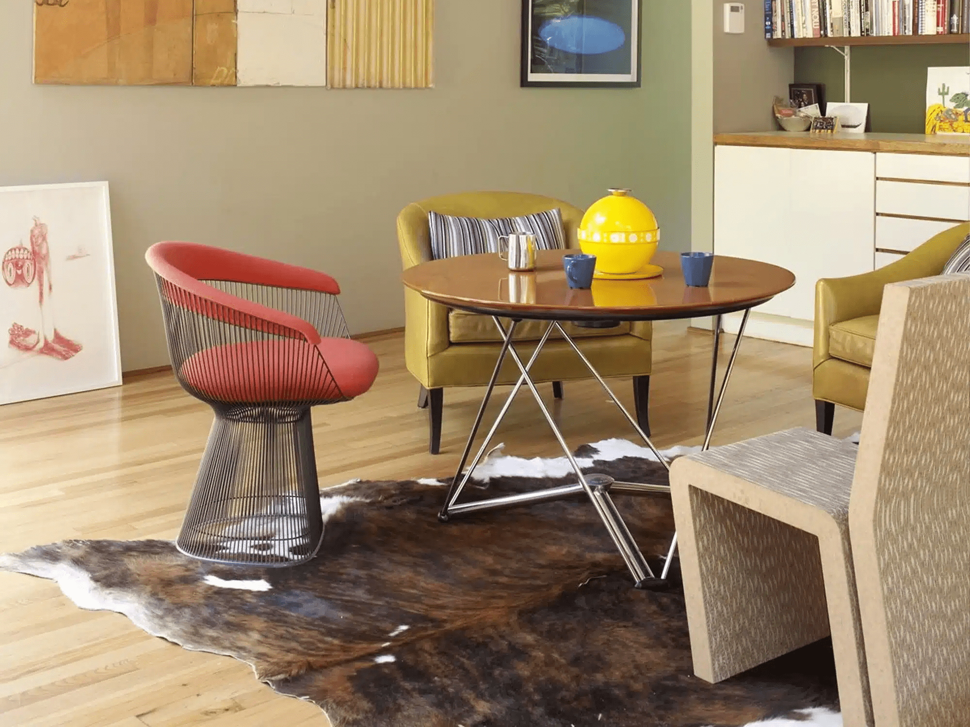 Minimalist Chairs for Small Spaces